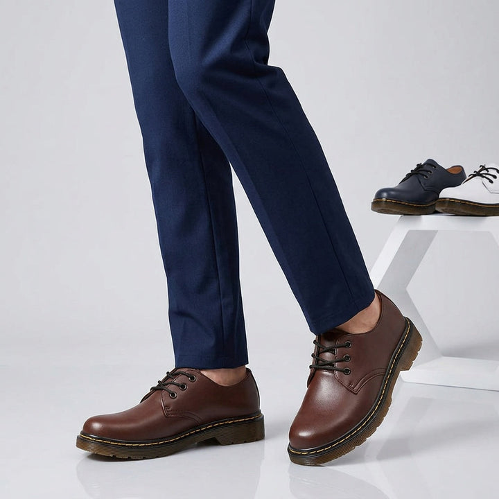 Elegant men's Oxford dress shoes with fine lacing, designed for comfortable formal and business wear.