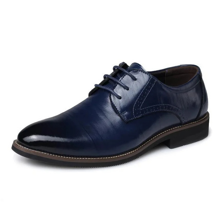 Classic men's brown Oxford dress shoes. Versatile lace-up footwear for formal events and smart casual looks.