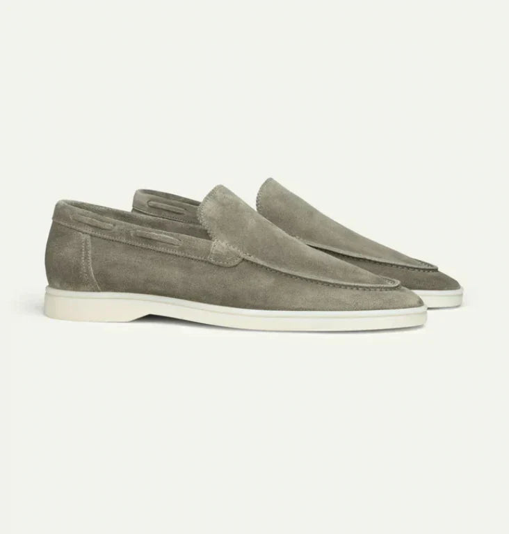 Comfortable men's black leather slip-on loafers, ideal for everyday wear and elegant, versatile fashion.