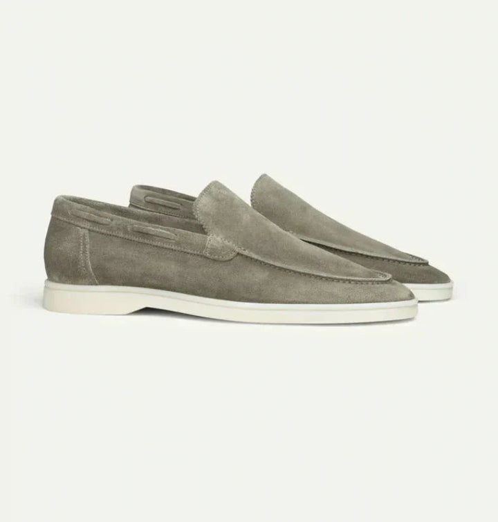 Comfortable men's black leather slip-on loafers, ideal for everyday wear and elegant, versatile fashion.