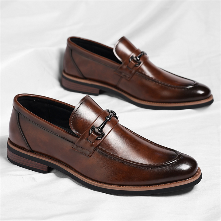 Comfortable men's slip-on loafers, a classic style in rich brown, perfect for everyday casual wear.