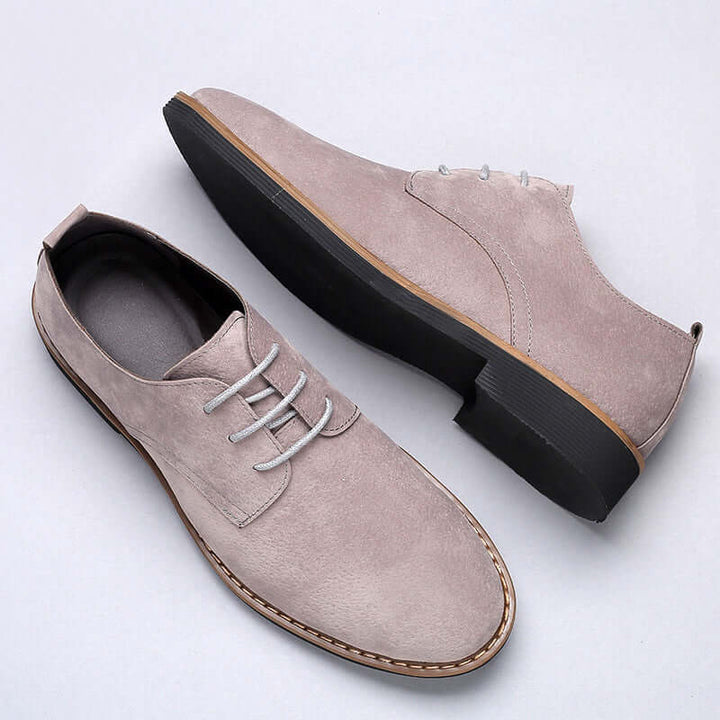 Comfortable men's casual shoes, perfect for versatile daily wear. Classic round toe design.