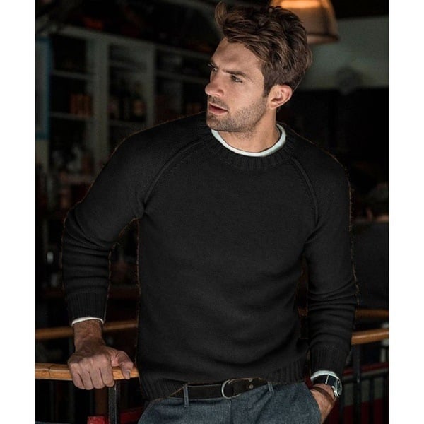 Casual men's knit sweater, crew neck with raglan sleeves, ideal for comfortable layering.