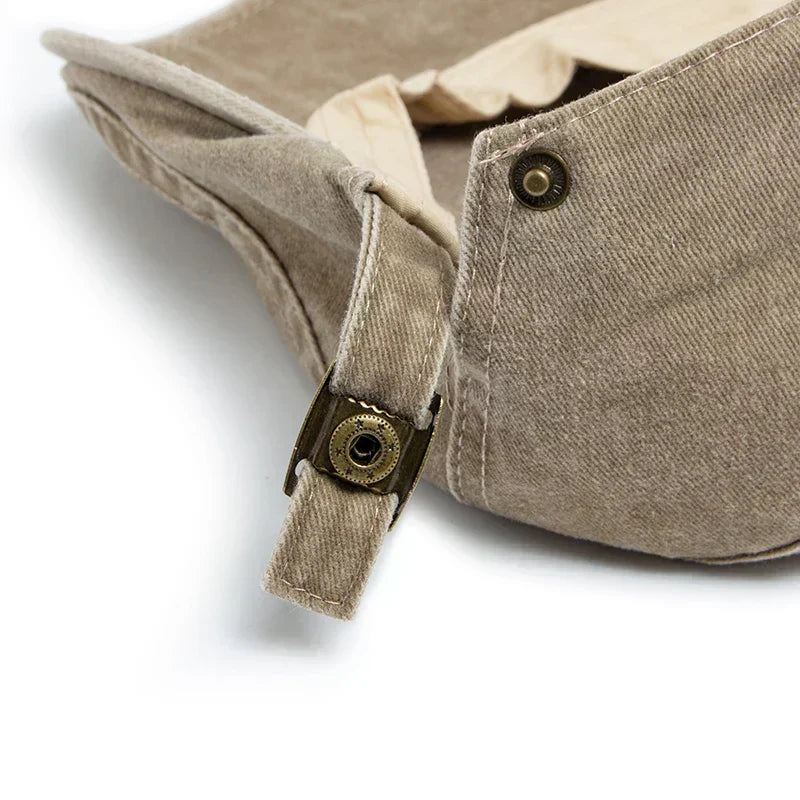 High-quality men's flat cap, ideal for adding a classic touch to any daily ensemble.