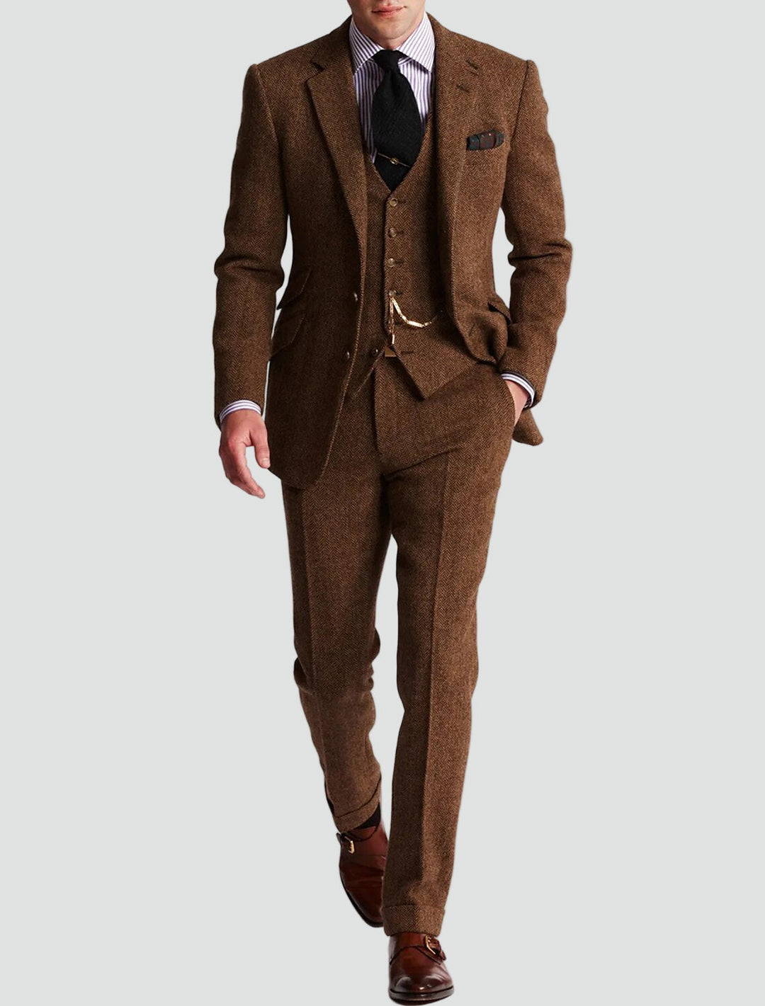 Tailored men's three-piece suit: classic jacket, vest, trousers & stylish vest chain. Ideal for formal wear.