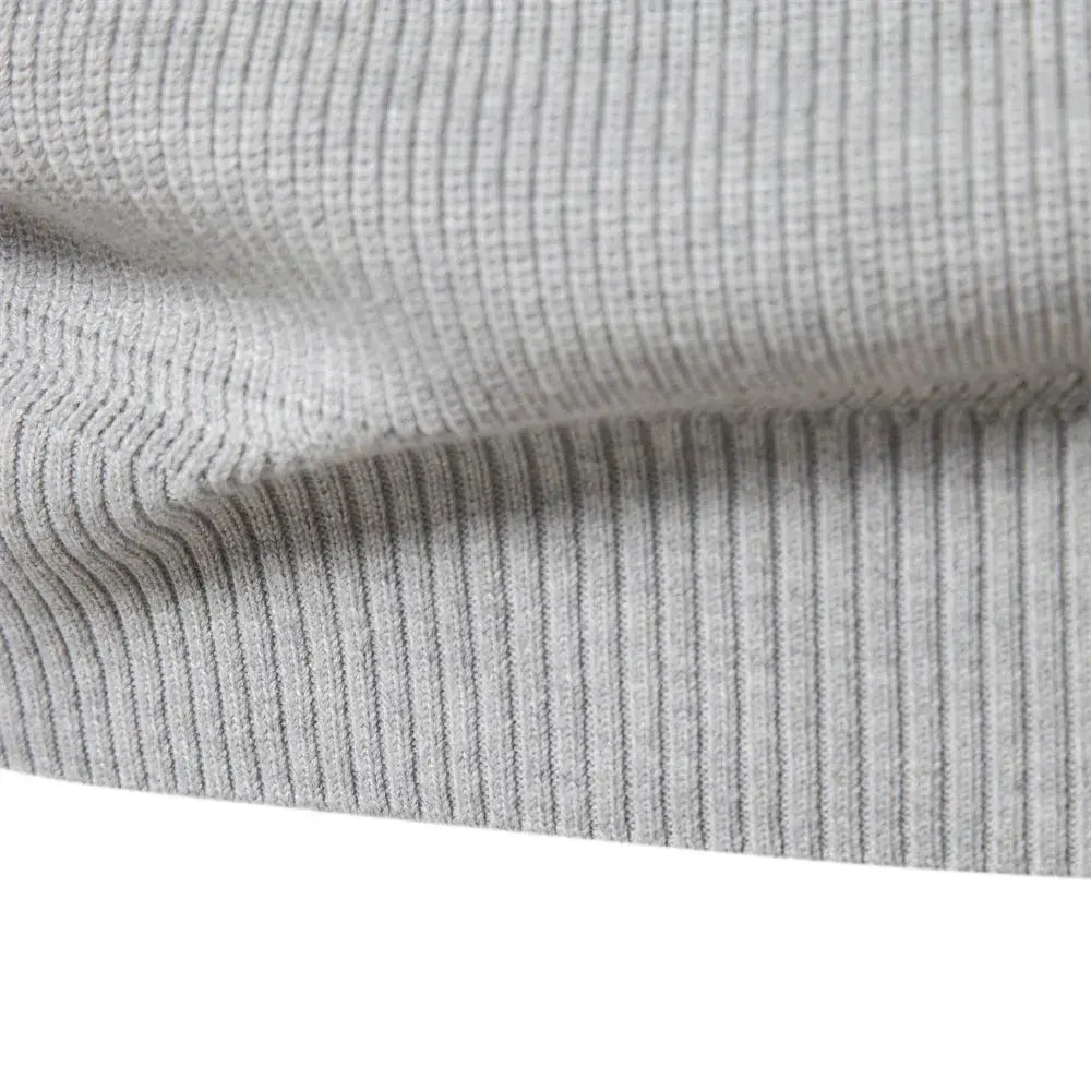 Simple yet elegant men's half-zip sweater, a timeless knitted classic for versatile everyday fashion.