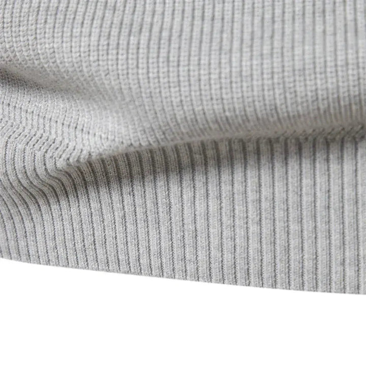 Simple yet elegant men's half-zip sweater, a timeless knitted classic for versatile everyday fashion.