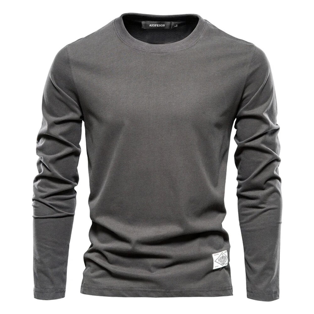 Stylish men's long-sleeve t-shirt, perfect for a relaxed fit and versatile everyday outfits.