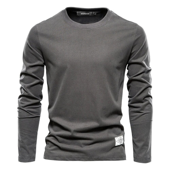 Stylish men's long-sleeve t-shirt, perfect for a relaxed fit and versatile everyday outfits.