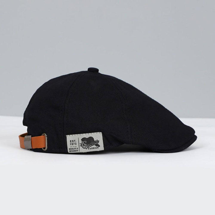 Stylish men's flat cap, a timeless newsboy hat perfect for casual outings & fashion.