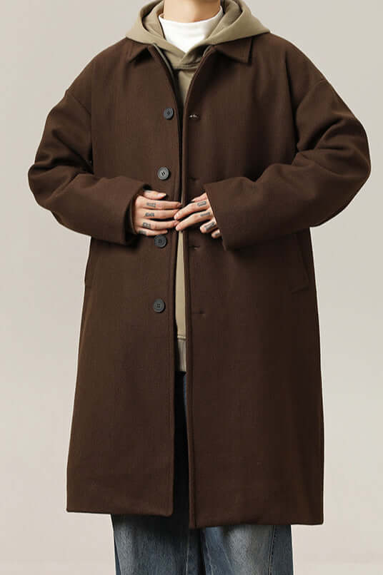 Warm men's oversized winter coat, ideal for layering. Stylish classic design, essential men's outerwear for fall & winter.