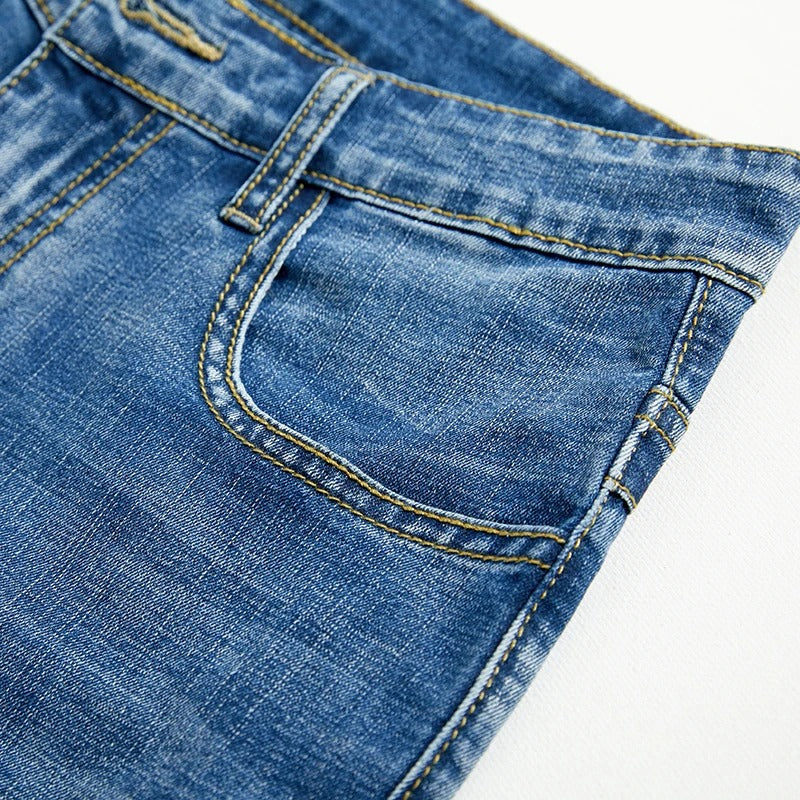 Versatile men's classic relaxed fit shorts. Everyday casual comfort, suitable for summer fashion.