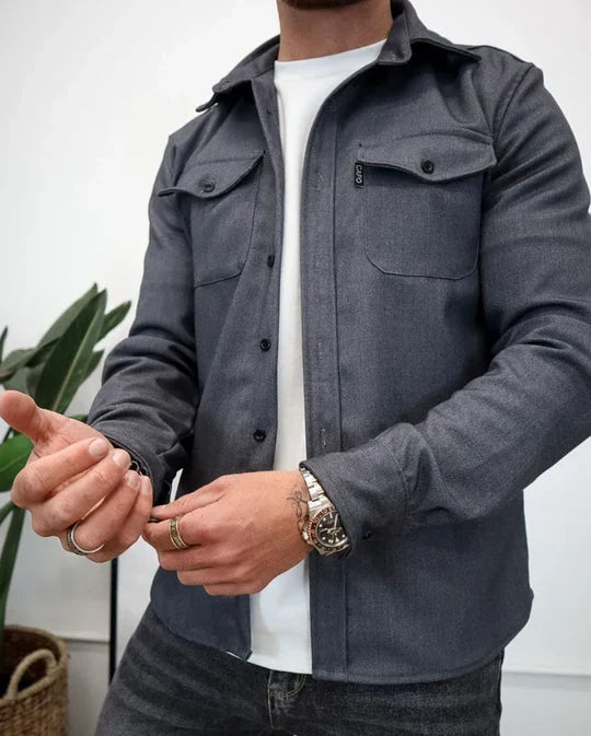 Comfortable men's long-sleeve utility shirt. Classic button-up design with practical pockets, great for casual fashion.