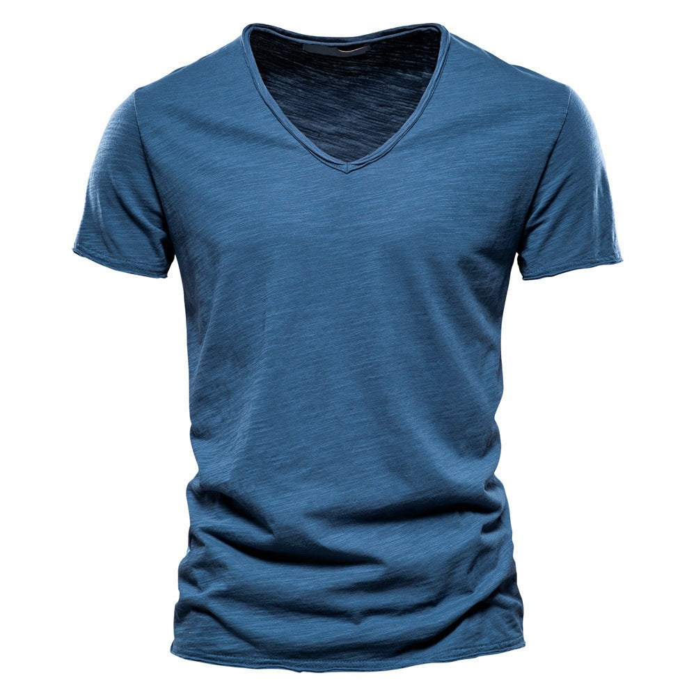 Folded men's V-neck t-shirt, ready for everyday wear, combining comfort, classic style, and versatility.