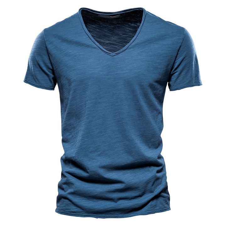 Folded men's V-neck t-shirt, ready for everyday wear, combining comfort, classic style, and versatility.