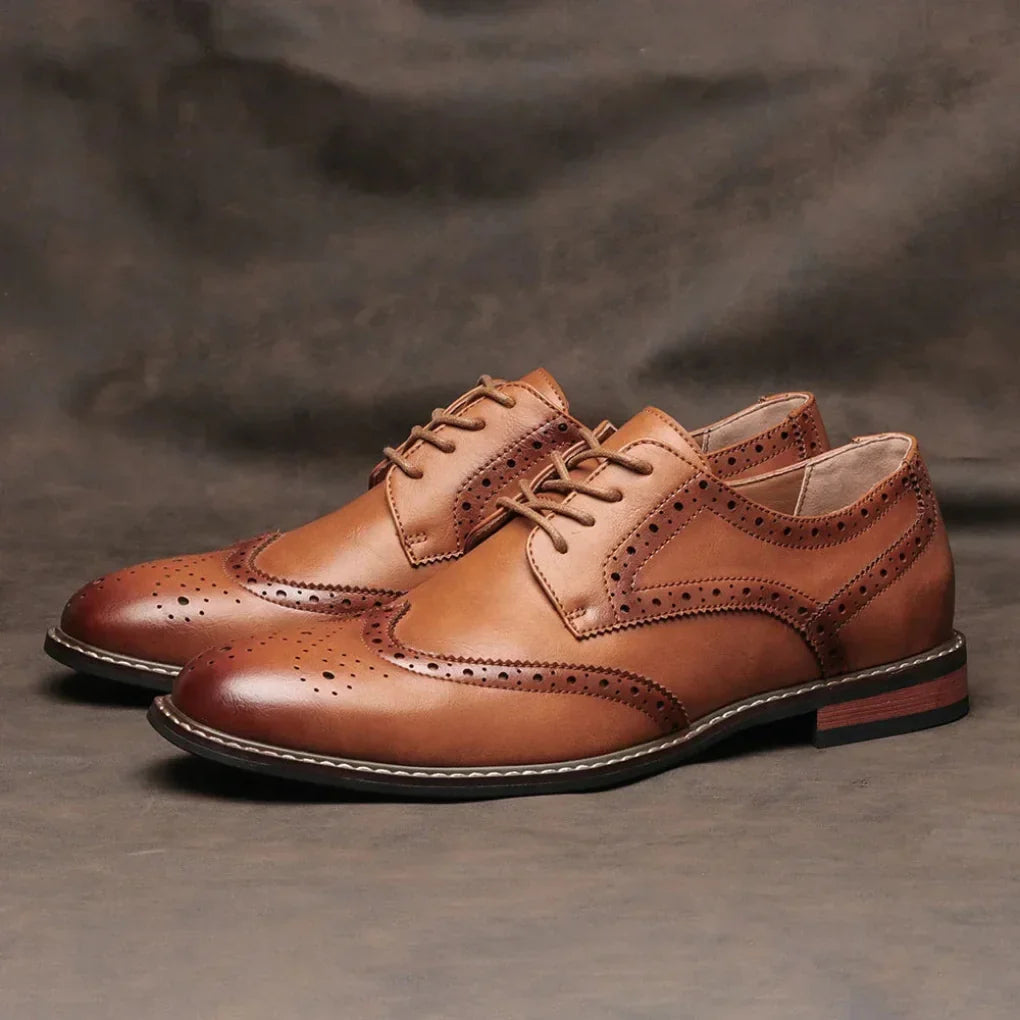 Elegant men's classic wingtip oxford shoes, with detailed brogue design, versatile for formal or business attire.