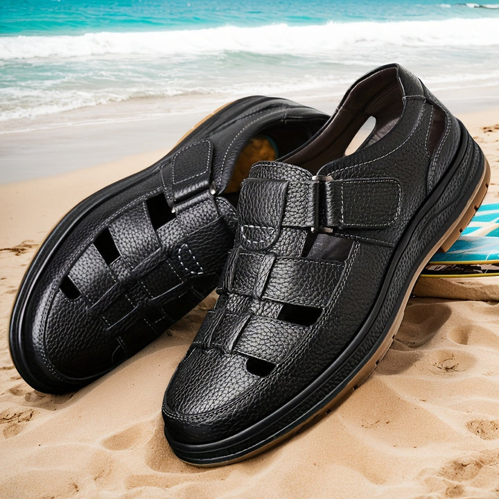 Adjustable men's closed-toe summer sandals, designed for breathable comfort and casual outdoor adventures.