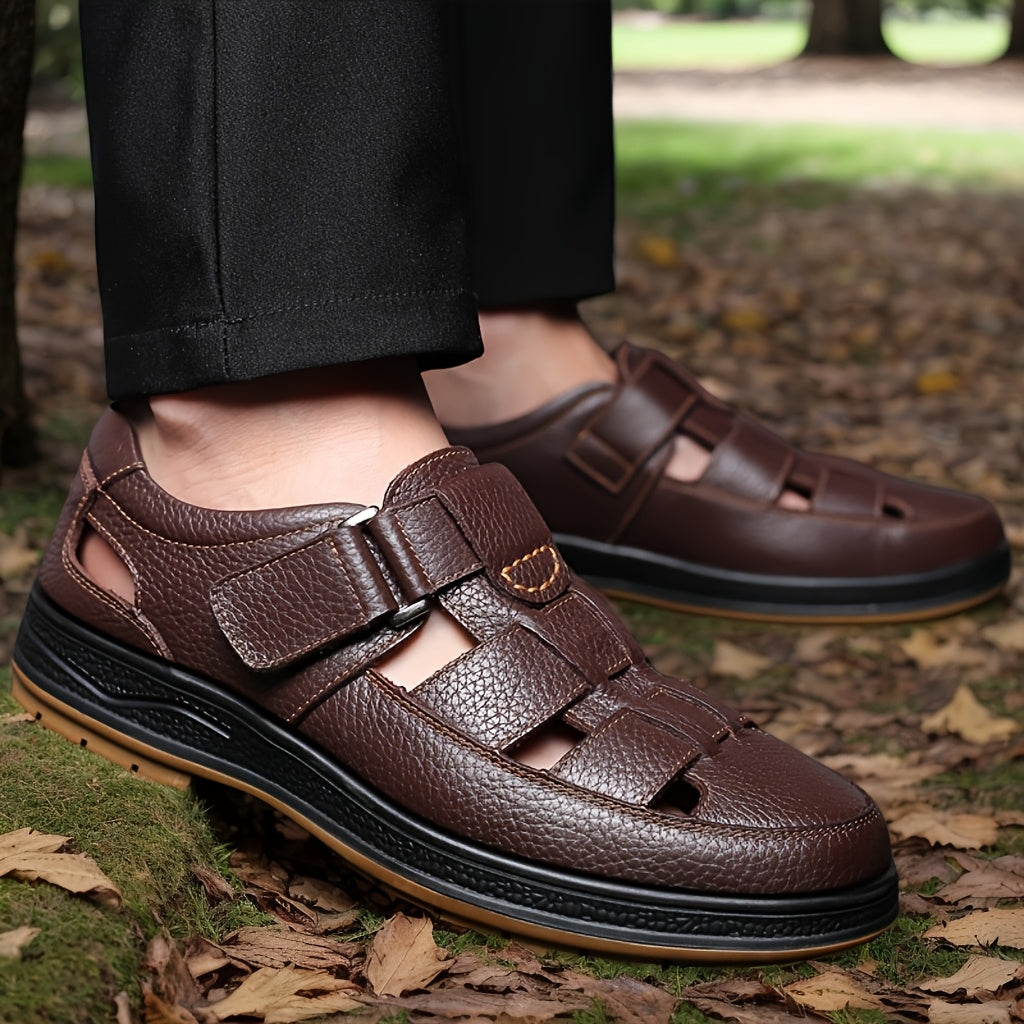 Stylish men's casual summer sandals, closed-toe design, breathable and comfortable for everyday outdoor wear.
