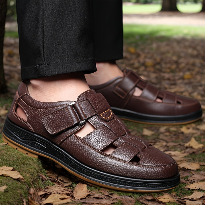 Stylish men's casual summer sandals, closed-toe design, breathable and comfortable for everyday outdoor wear.