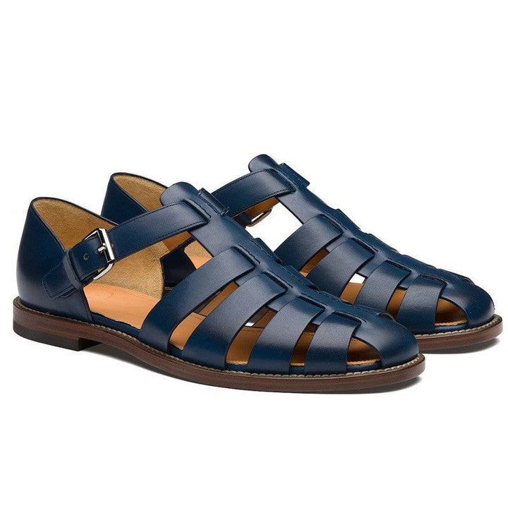 Comfortable men's summer sandals with a protective closed-toe design and adjustable buckle.