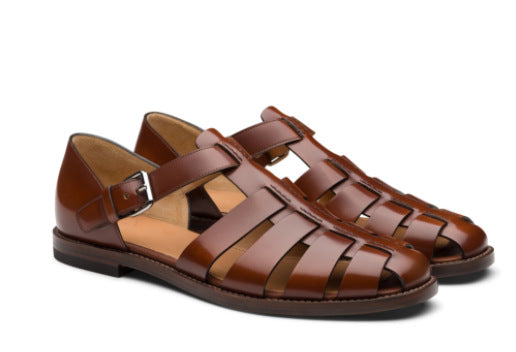 Stylish men's closed-toe summer sandals with an adjustable buckle, designed for comfort & outdoor use.