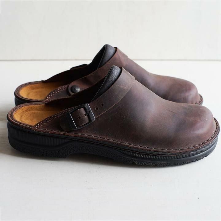 Ergonomic men's supportive slippers ensuring daily comfort. Perfect for indoor and outdoor casual wear.