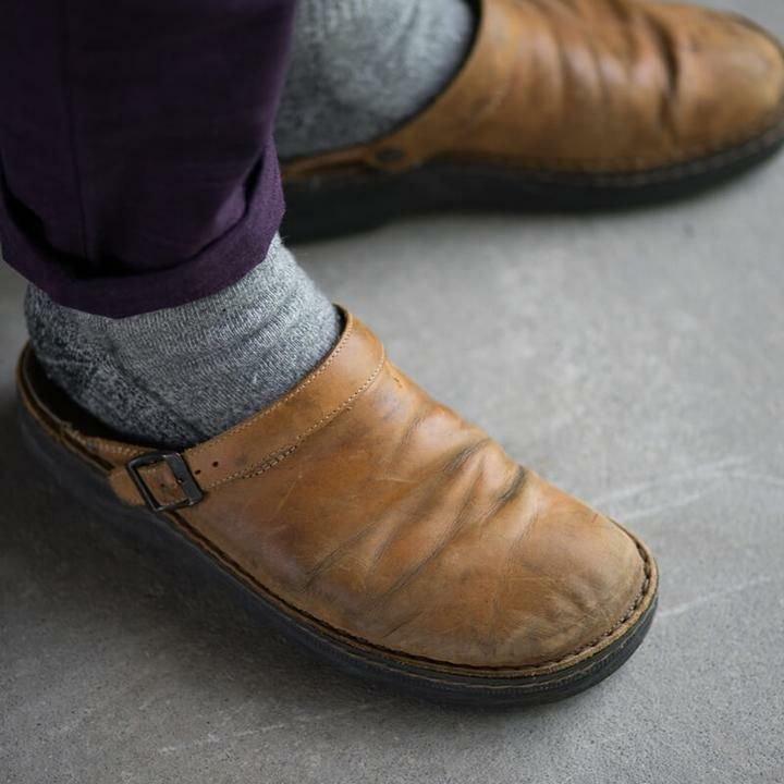 Men's daily comfort slippers, ergonomically designed and versatile for both supportive indoor and outdoor casual use.