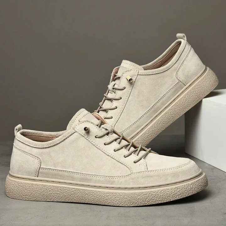 Sleek modern men's casual trainers, comfortable lace-up sneakers for all-day versatile wear.