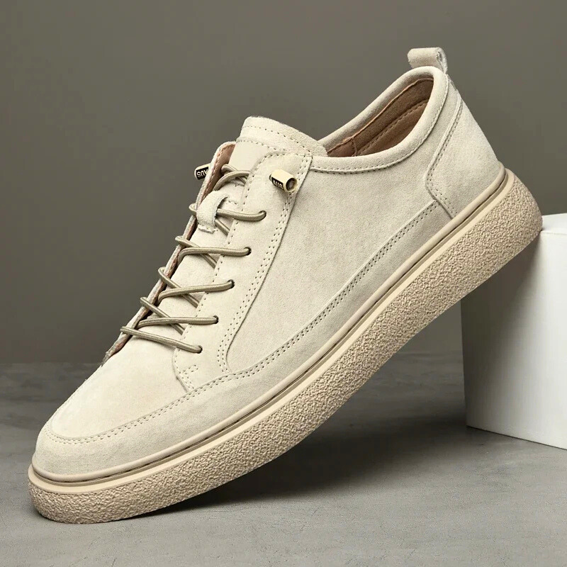Stylish men's casual sneakers, offering comfort and an adjustable fit for versatile daily use.