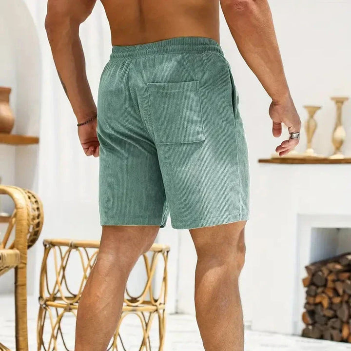 Casual men's shorts with practical utility pockets, ideal for everyday style & comfort.