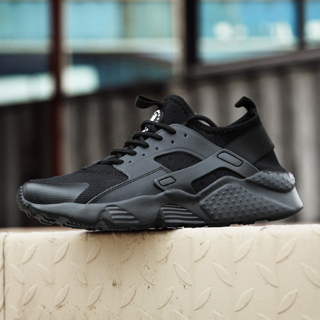 Men's comfortable low-top sneakers with lace-up closure. Casual footwear, ideal for everyday wear and athletic style.