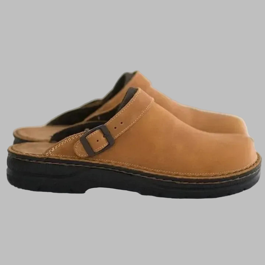 Stylish men's slip-on clogs in a versatile design, ideal for casual everyday wear and maximum comfort.