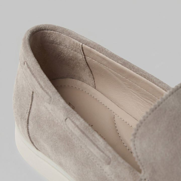 Slip-on men's dress loafers: comfortable, versatile footwear for formal events or daily use.
