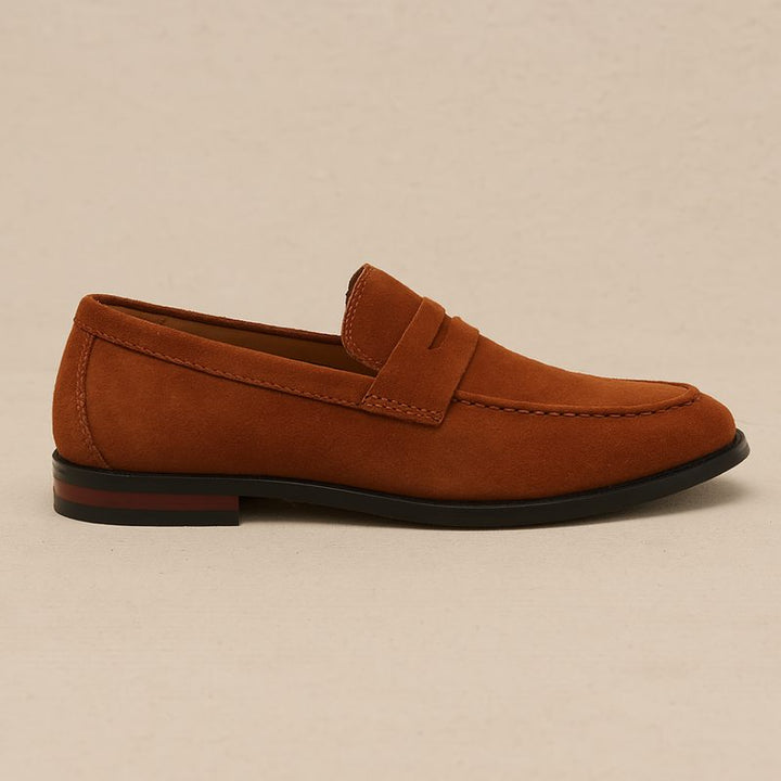 Comfortable men's loafers, ideal for smart-casual events or relaxed everyday fashion. Easy slip-on design.