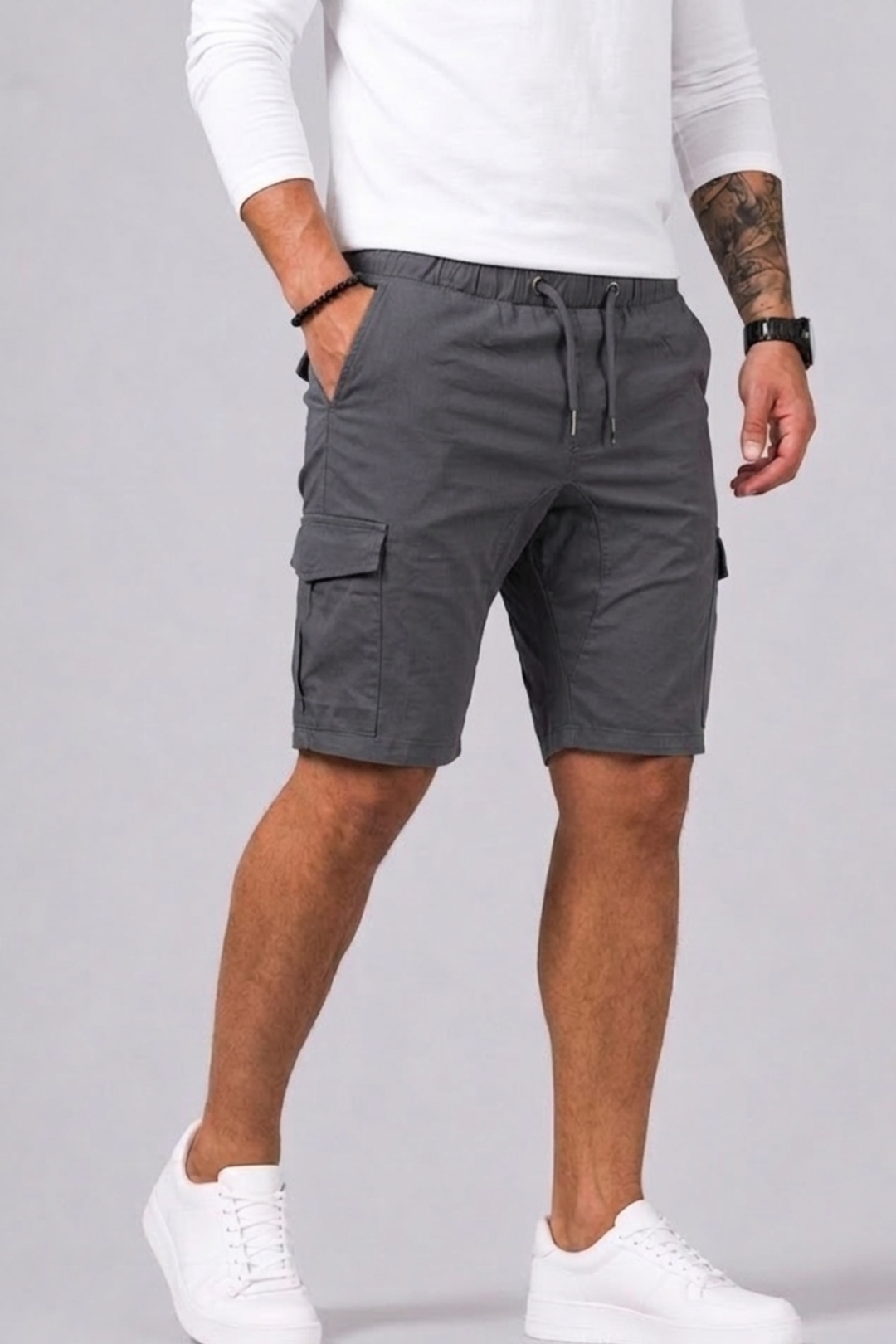 Practical men's cargo shorts with elastic waist & ample storage, perfect for travel & casual summer outings.