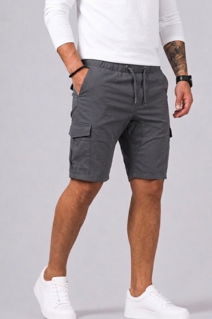 Practical men's cargo shorts with elastic waist & ample storage, perfect for travel & casual summer outings.