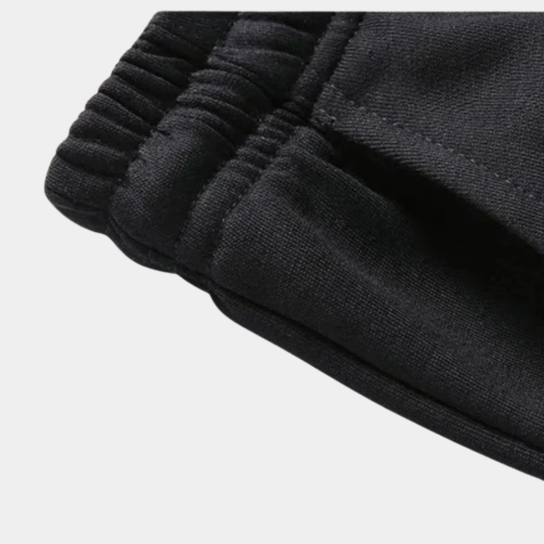 Stylish men's two-piece tracksuit featuring a comfortable hoodie & joggers. Versatile for sport or casual fashion.