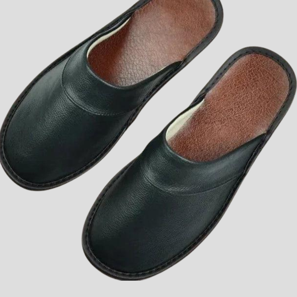 Casual men's indoor slip-on slippers, designed for everyday comfort. Ideal home footwear for relaxation.