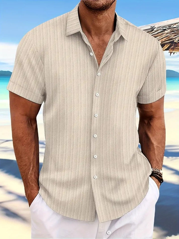 Men's short-sleeve casual shirt, perfect for summer. Regular fit, versatile men's fashion for warm weather.