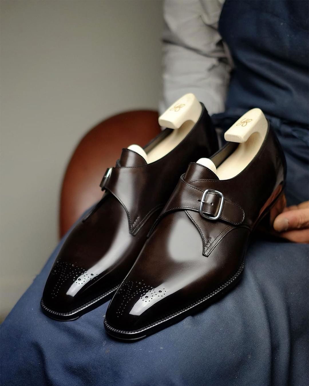 Men's elegant brown leather single monk strap dress shoes with a sleek buckle, perfect for formal & professional attire.