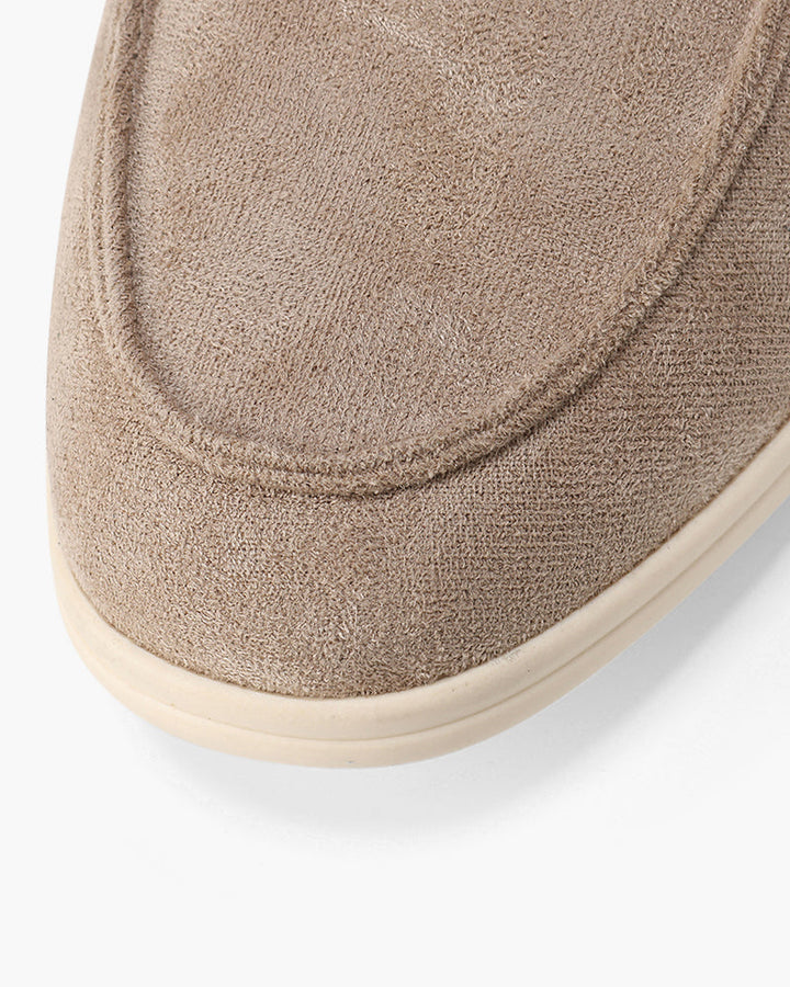 Versatile men's slip-on loafers, suitable for smart casual or elegant outfit combinations.