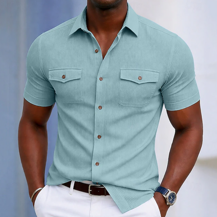Men's everyday comfort short sleeve button-up shirt with a practical chest pocket. Ideal for casual summer wear.