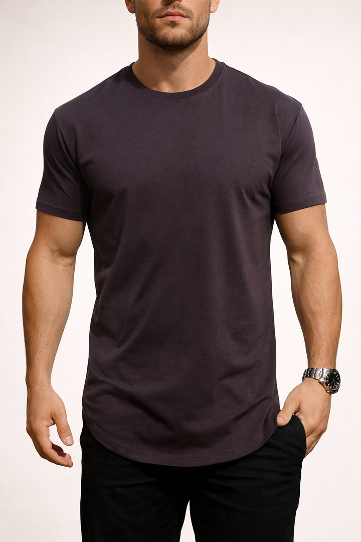 Soft everyday men's t-shirt, versatile slim fit, ideal for casual and summer outfits.