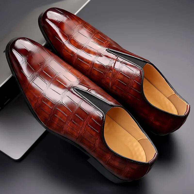 Easy slip-on men's brogue shoes with a glossy crocodile print, ideal for sophisticated fashion.