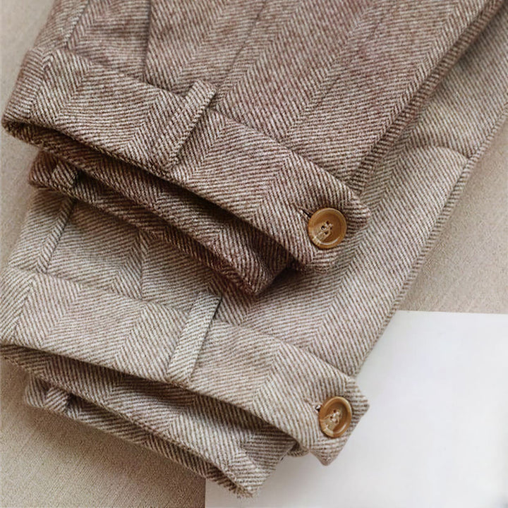 Casual men's herringbone pleated trousers. Blends comfort with effortless modern style.