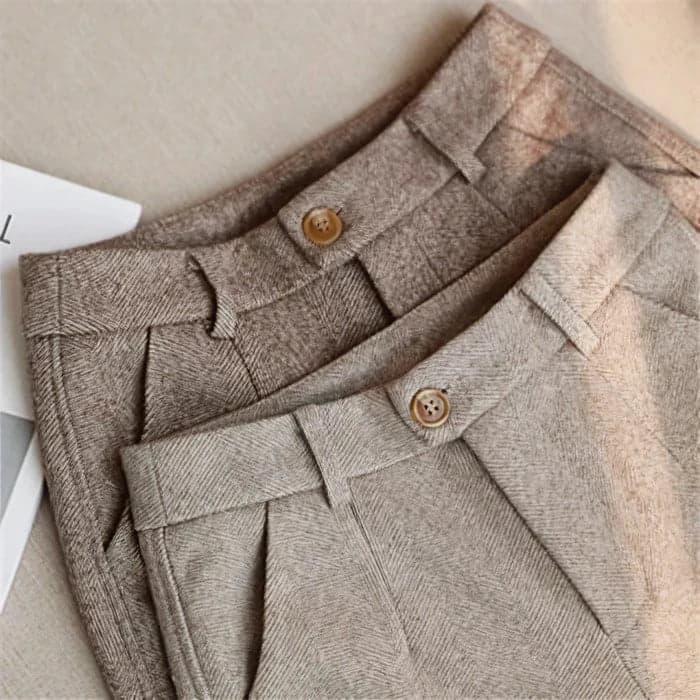 Detailed view: modern men's herringbone pleated pants. Effortless style & comfort.