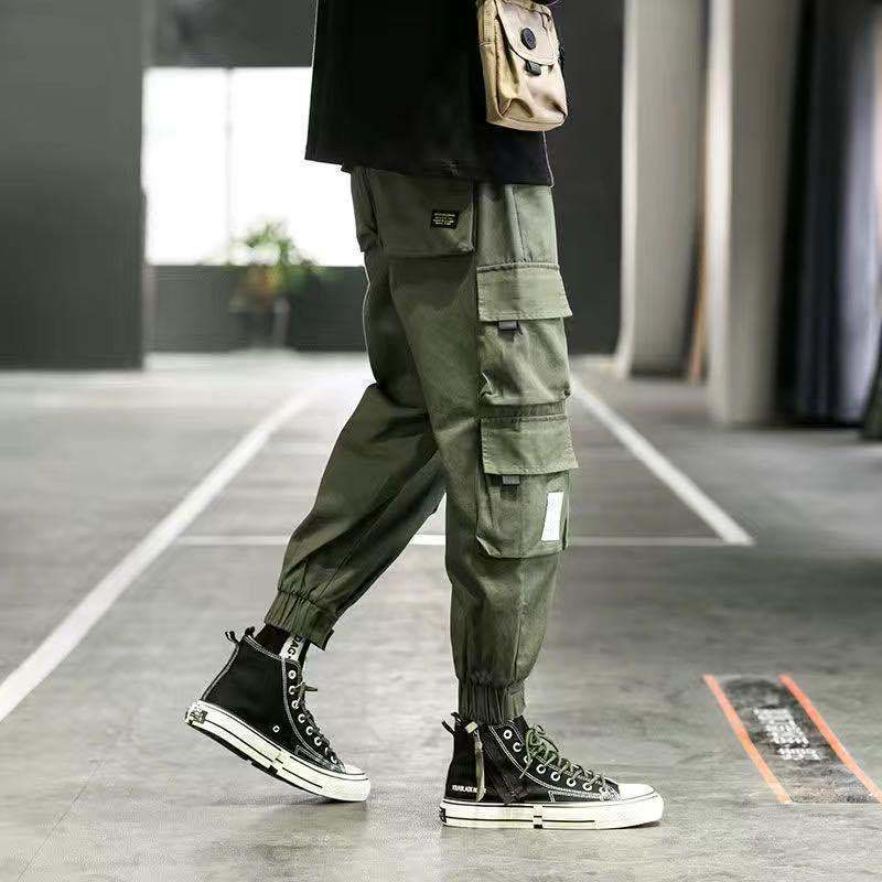 Stylish men's tapered cargo pants, featuring an adjustable waist & practical cargo pockets.