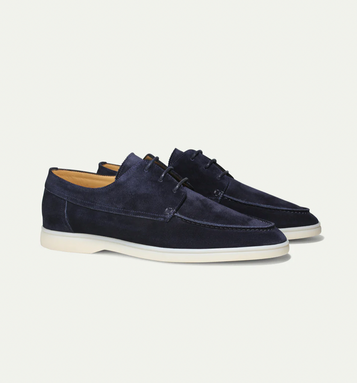 Stylish men's lace-up casual sneakers, ideal for streetwear & everyday fashion.