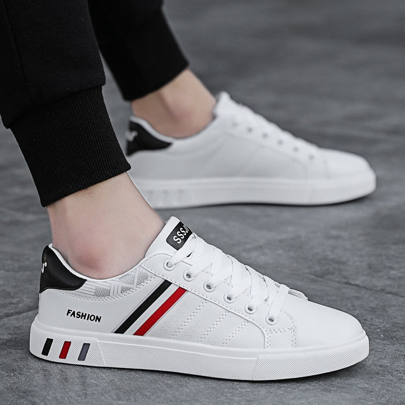Versatile men's low-top casual sneakers worn with jeans, perfect for streetwear, walking, and everyday comfort.