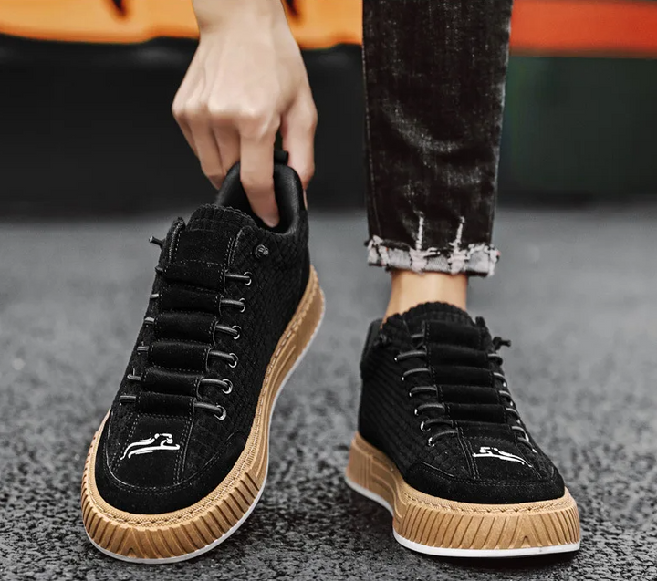 Fashion men's low top sneakers, quilted pattern, lace-up comfort, ideal for versatile casual outfits.